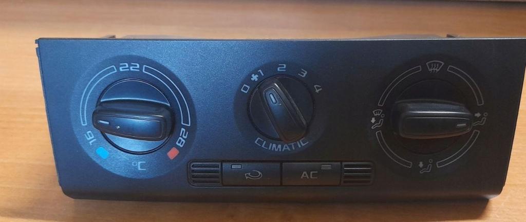 Skoda Fabia II 2007-2014 hatchback 1.6 16v petrol MT 77 kW 2007 Panel kúrenia/klimatizácie 5J0820045B