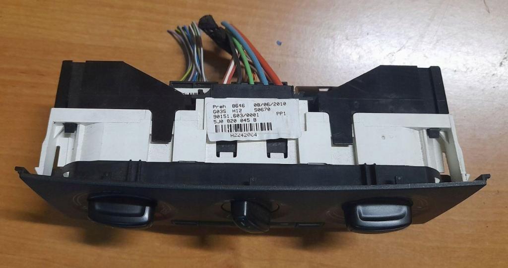 Skoda Fabia II 2007-2014 hatchback 1.6 16v petrol MT 77 kW 2007 Panel kúrenia/klimatizácie 5J0820045B