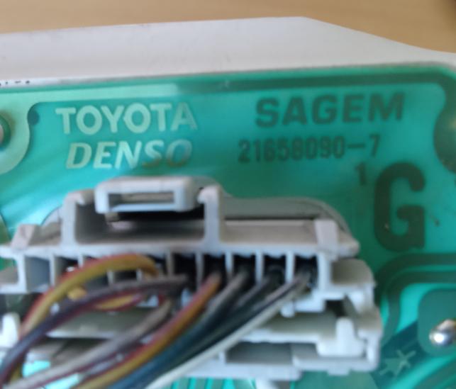 Toyota Yaris I 1999-2005 hatchback 1.0 VVTI petrol MT 50 kW 2002  Prístrojová doska 83800-0D040