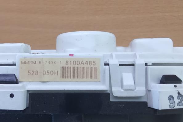 Mitsubishi Outlander II 2006-2013 hatchback 2.2 DID diesel MT 115 kW 2008  Prístrojová doska 8100A485