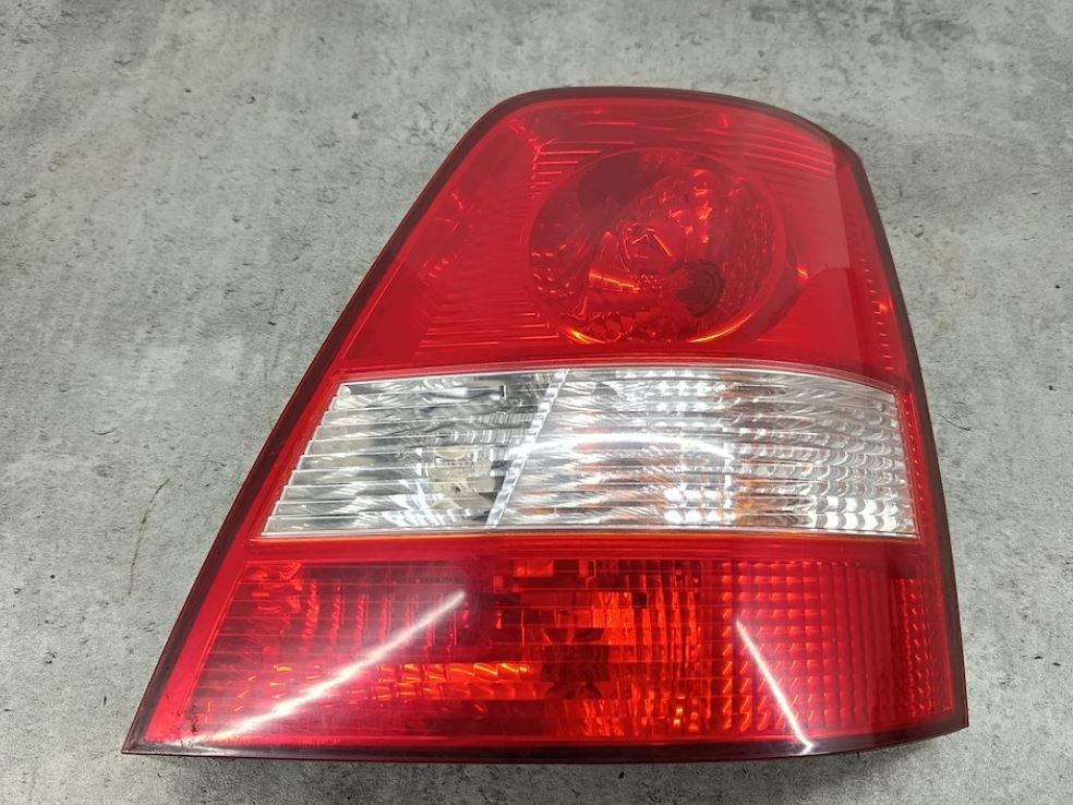 Kia Sorento I 2003-2009 suv 2.5 CRDi 16v diesel 103 kW 2004  Svetlo zadné pravé