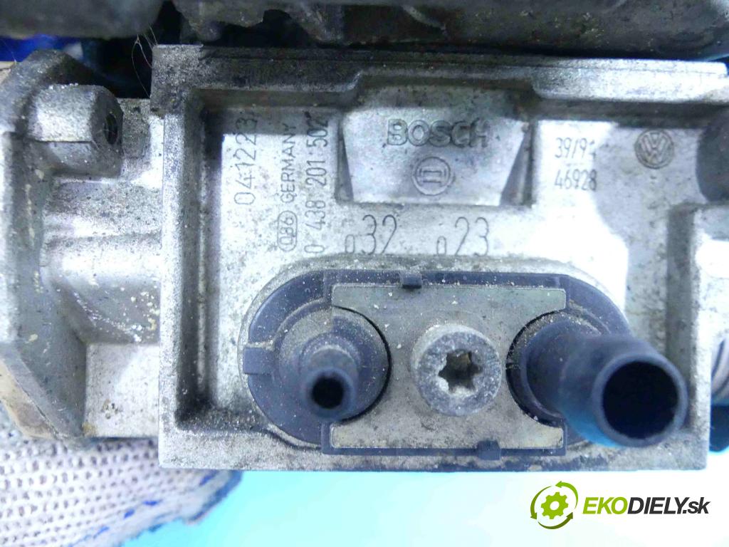 Vw Golf III 1991-1998 1.6 75 HP manual 55 kW 1598 cm3 5- vstrekovač 0438201502 (Karburátory)