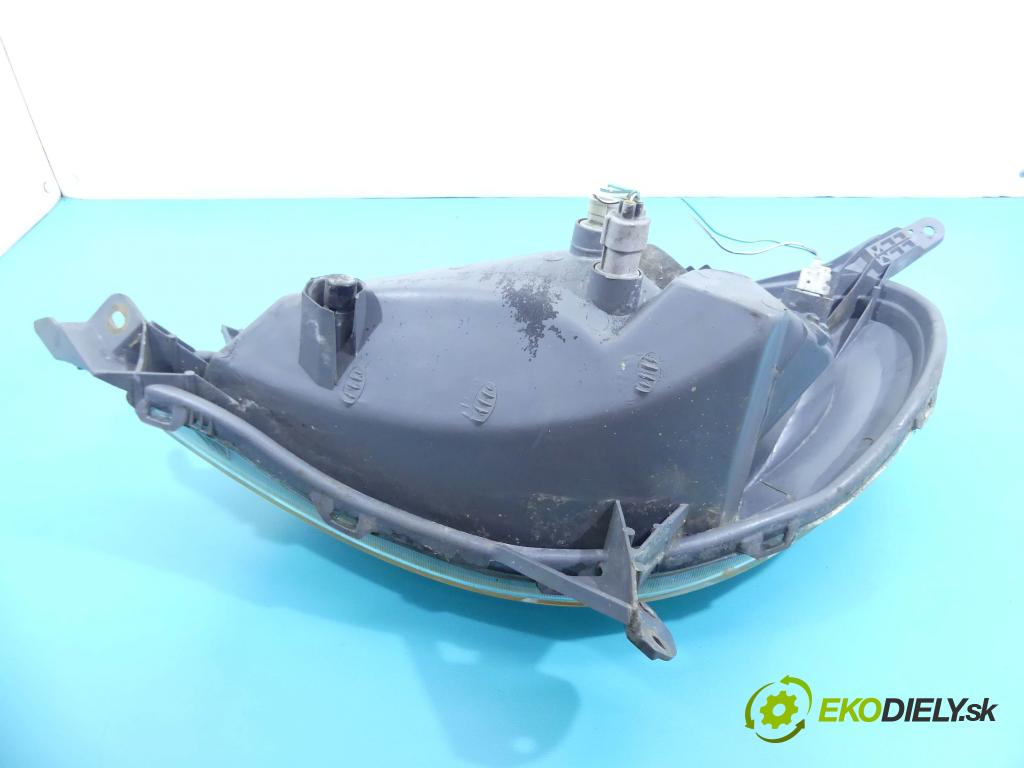 Toyota Yaris verso 1.3 vvti 86 HP manual 63 kW 1299 cm3 5- Reflektor: pravý  (Pravé)