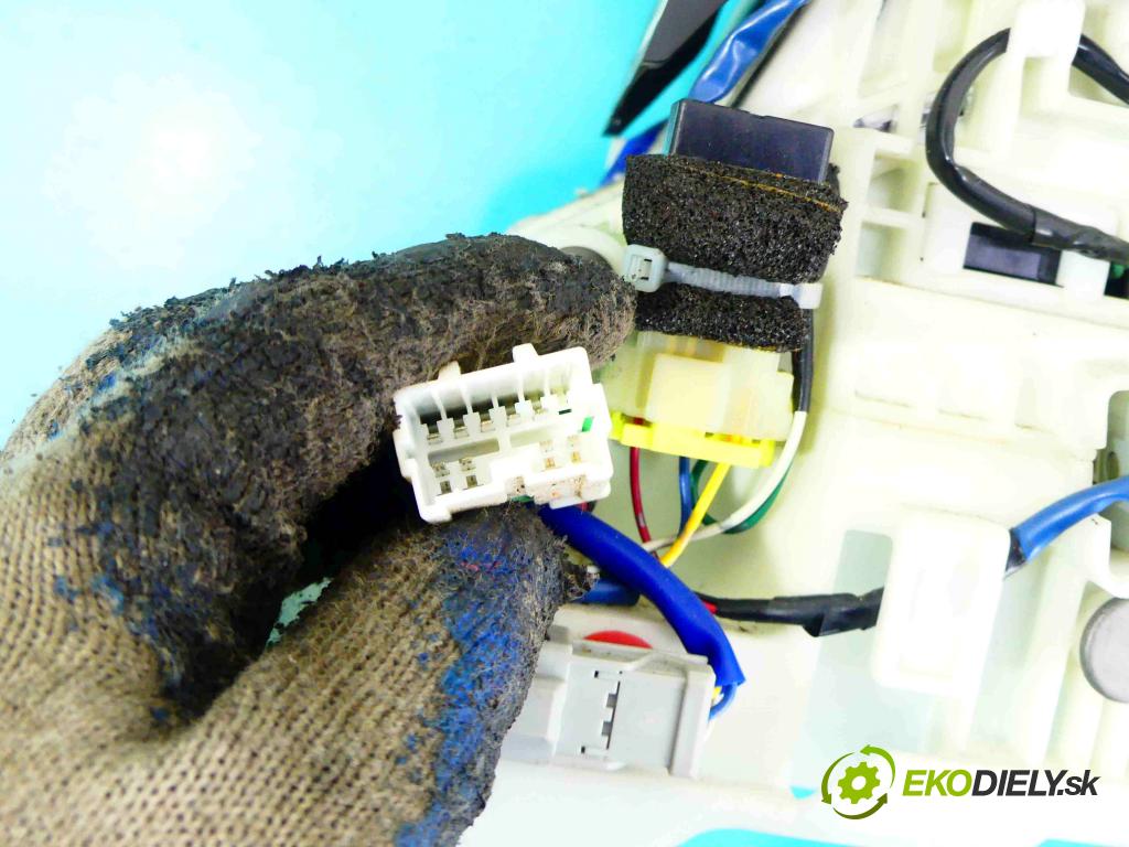 Mitsubishi Outlander II 2006-2013 3.0 V6 219KM automatic 161 kW 2998 cm3 5- Páka: Změny: stupeň,rýchlosť 2400A030 (Rýchlostné páky / kulisy)