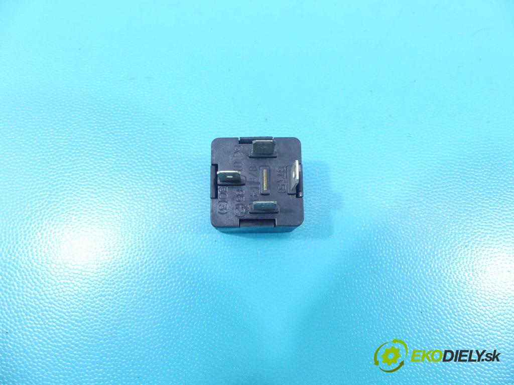 Audi A8 D3 2002-2009 4.2 V8 334HP automatic 246 kW 4172 cm3 4- Relé: 8D0951253A (Relé)