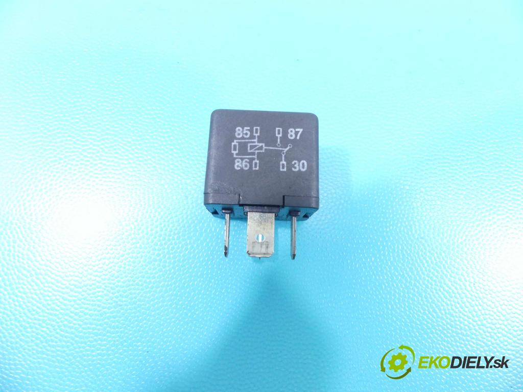 Audi A8 D3 2002-2009 4.2 V8 334HP automatic 246 kW 4172 cm3 4- Relé: 8D0951253A (Relé)