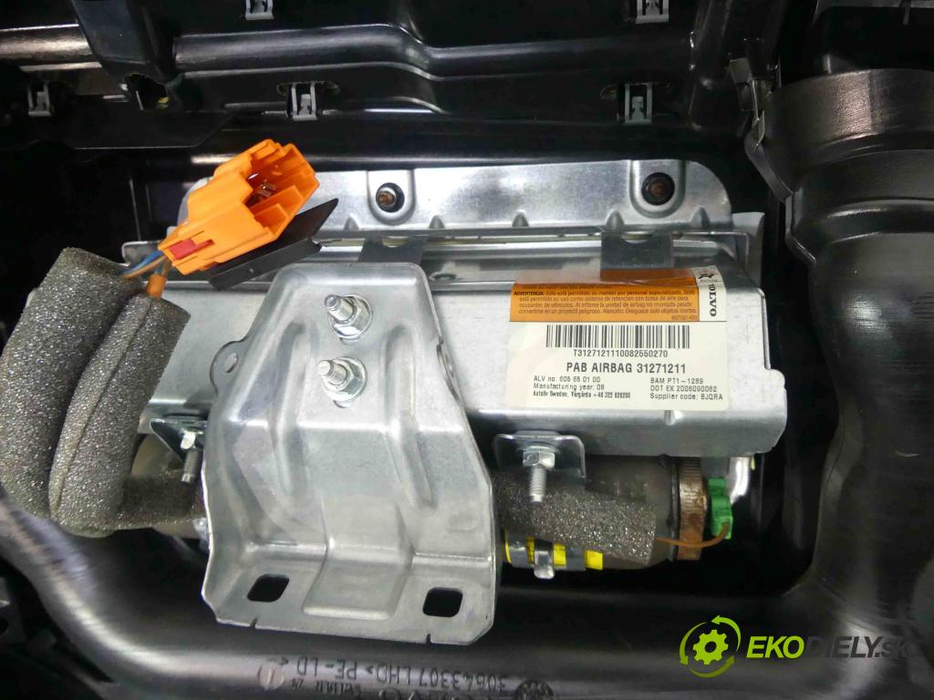 Volvo V70 III 2007-2016 2.0d 136 HP manual 100 kW 1997 cm3 5- kokpit,pristrojová doska rozdeľovacia
