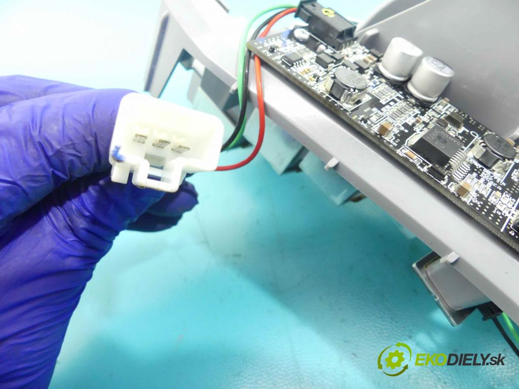 Lancia Thema II 2011-2014 3.0 CRD 239KM automatic 176 kW 2987 cm3 4- Reflektor: pravý  (Pravé)