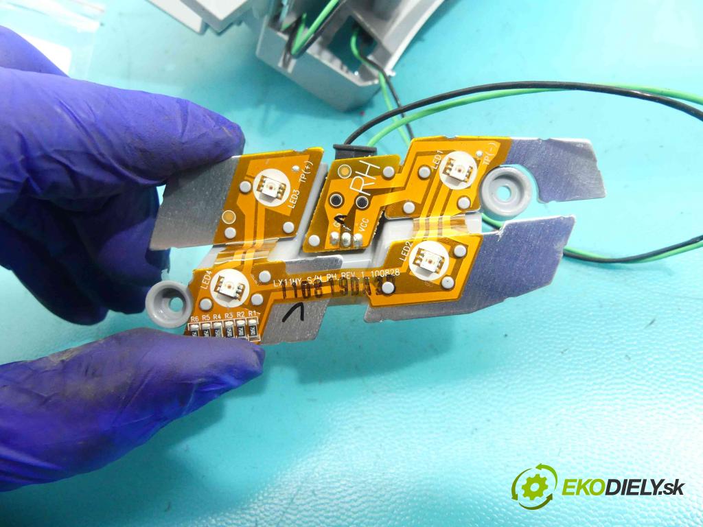 Lancia Thema II 2011-2014 3.0 CRD 239KM automatic 176 kW 2987 cm3 4- Reflektor: pravý  (Pravé)