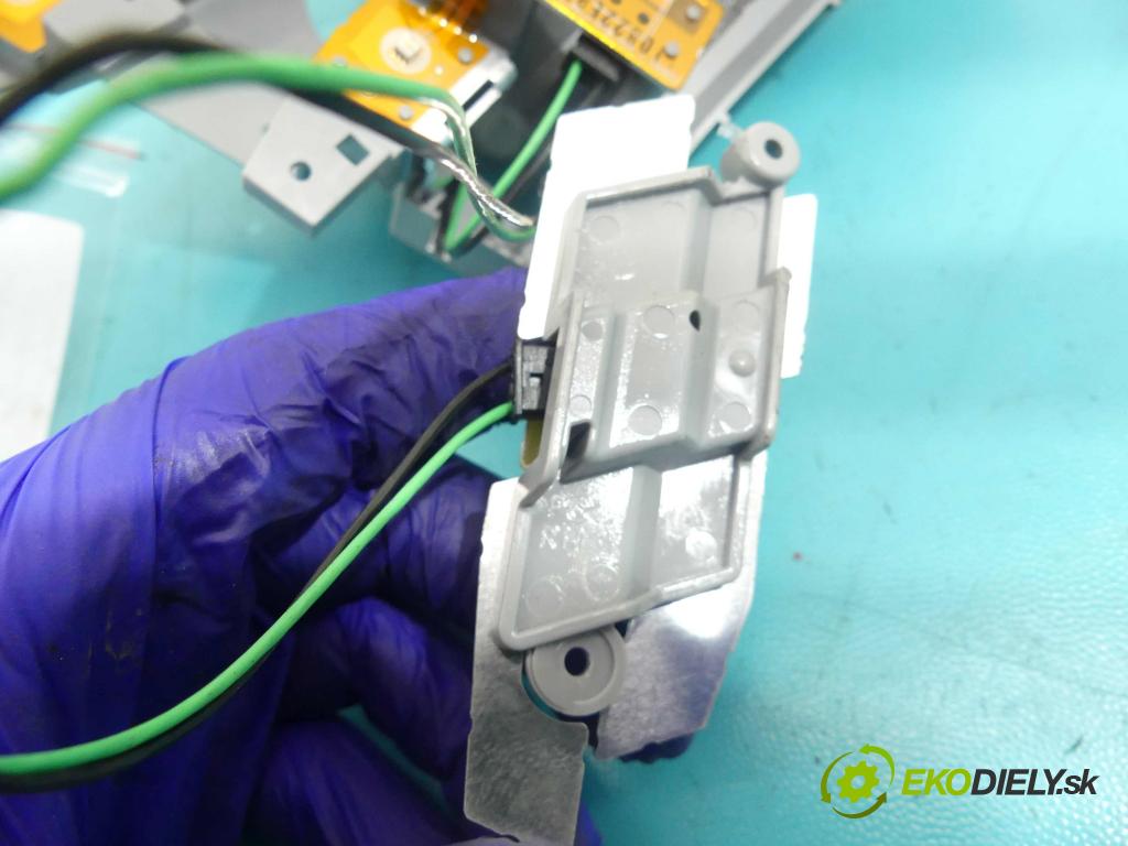 Lancia Thema II 2011-2014 3.0 CRD 239KM automatic 176 kW 2987 cm3 4- Reflektor: pravý  (Pravé)