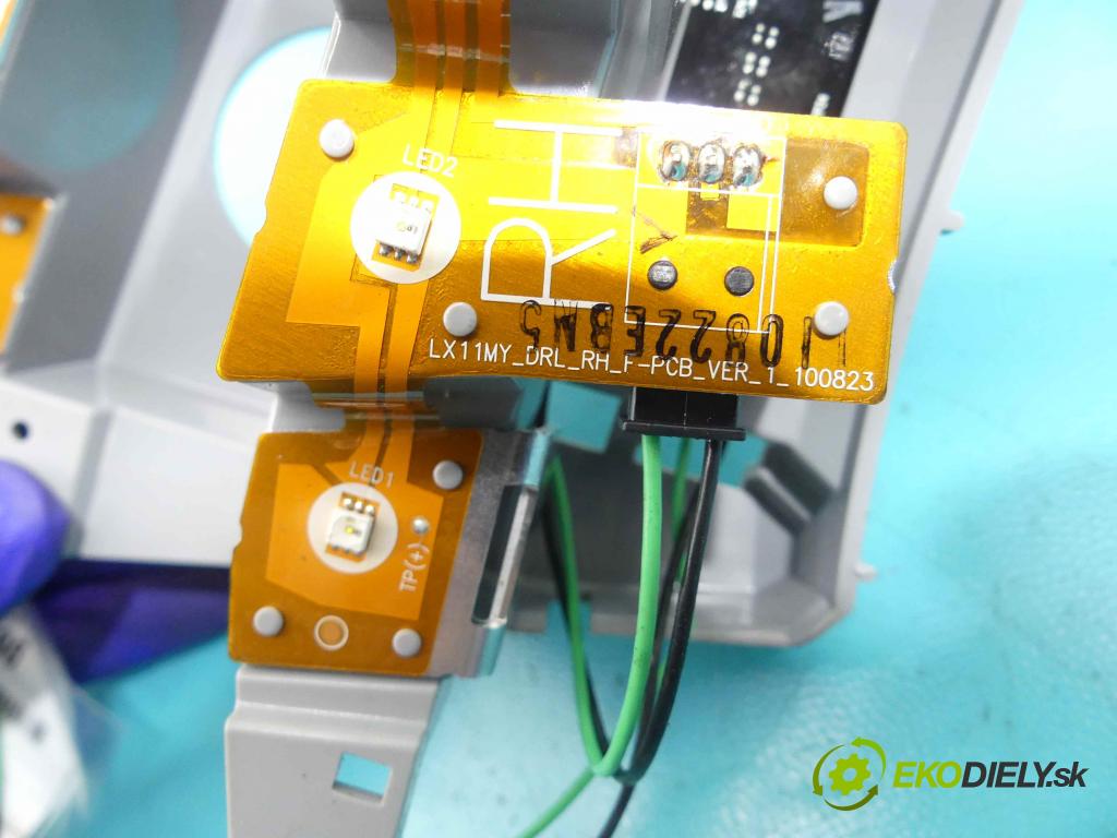 Lancia Thema II 2011-2014 3.0 CRD 239KM automatic 176 kW 2987 cm3 4- Reflektor: pravý  (Pravé)