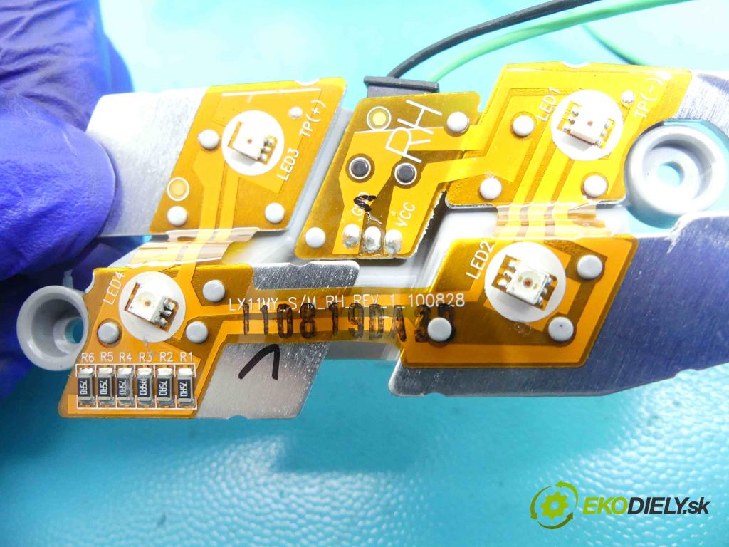 Lancia Thema II 2011-2014 3.0 CRD 239KM automatic 176 kW 2987 cm3 4- Reflektor: pravý  (Pravé)