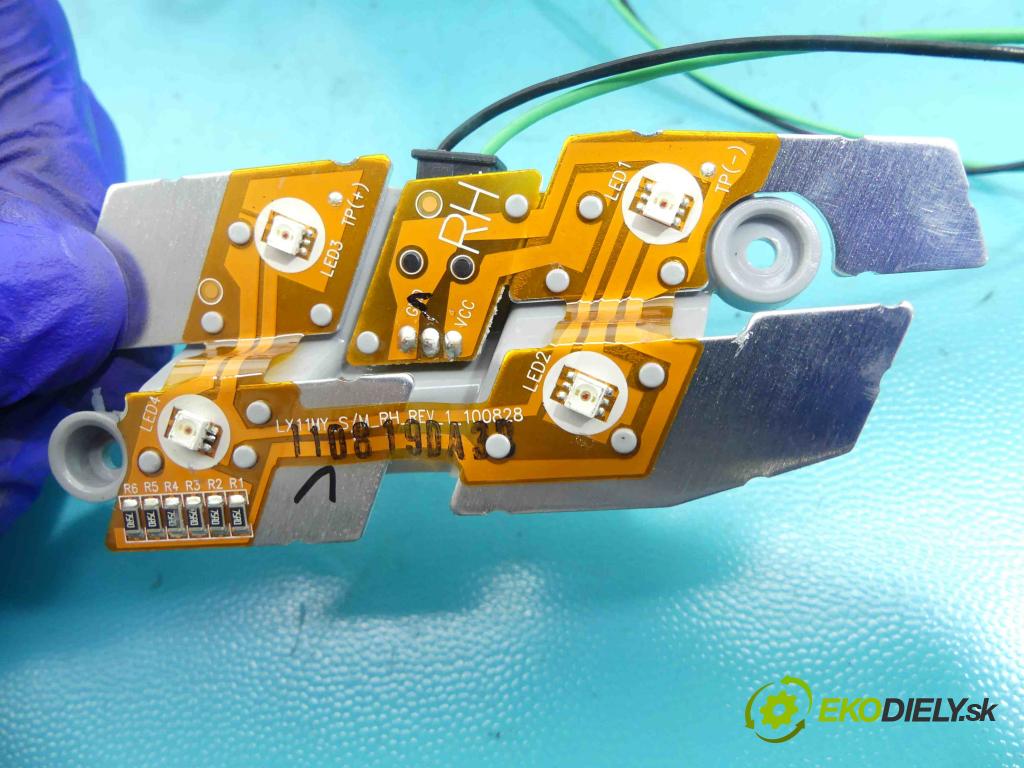 Lancia Thema II 2011-2014 3.0 CRD 239KM automatic 176 kW 2987 cm3 4- Reflektor: pravý  (Pravé)