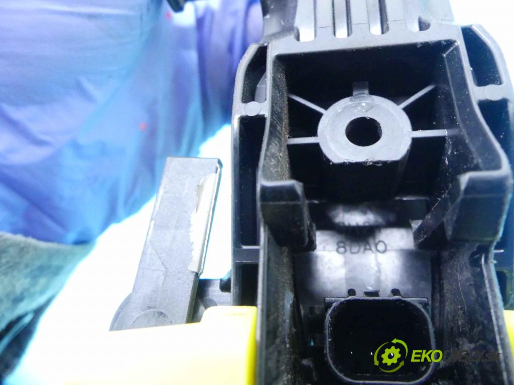 Toyota Verso 2009-2018 2.0 D4D 126 HP manual 93 kW 1998 cm3 5- rukoväť predné ľavé mimo:  (Vonkajšie predné ľavé)