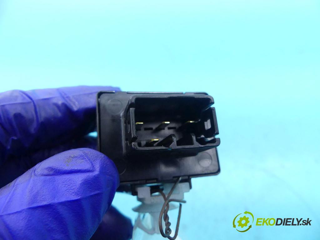 Toyota Verso 2009-2018 2.0 D4D 126 HP manual 93 kW 1998 cm3 5- Relé: 895A1-68010 (Relé)