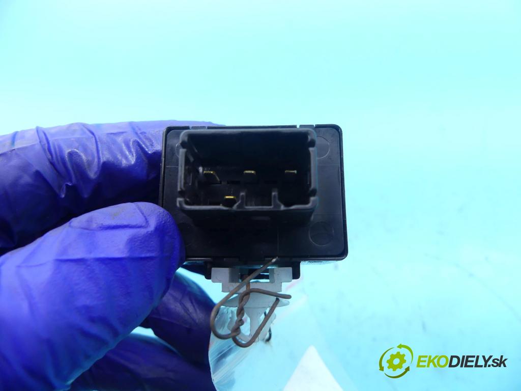 Toyota Verso 2009-2018 2.0 D4D 126 HP manual 93 kW 1998 cm3 5- Relé: 895A1-68010 (Relé)