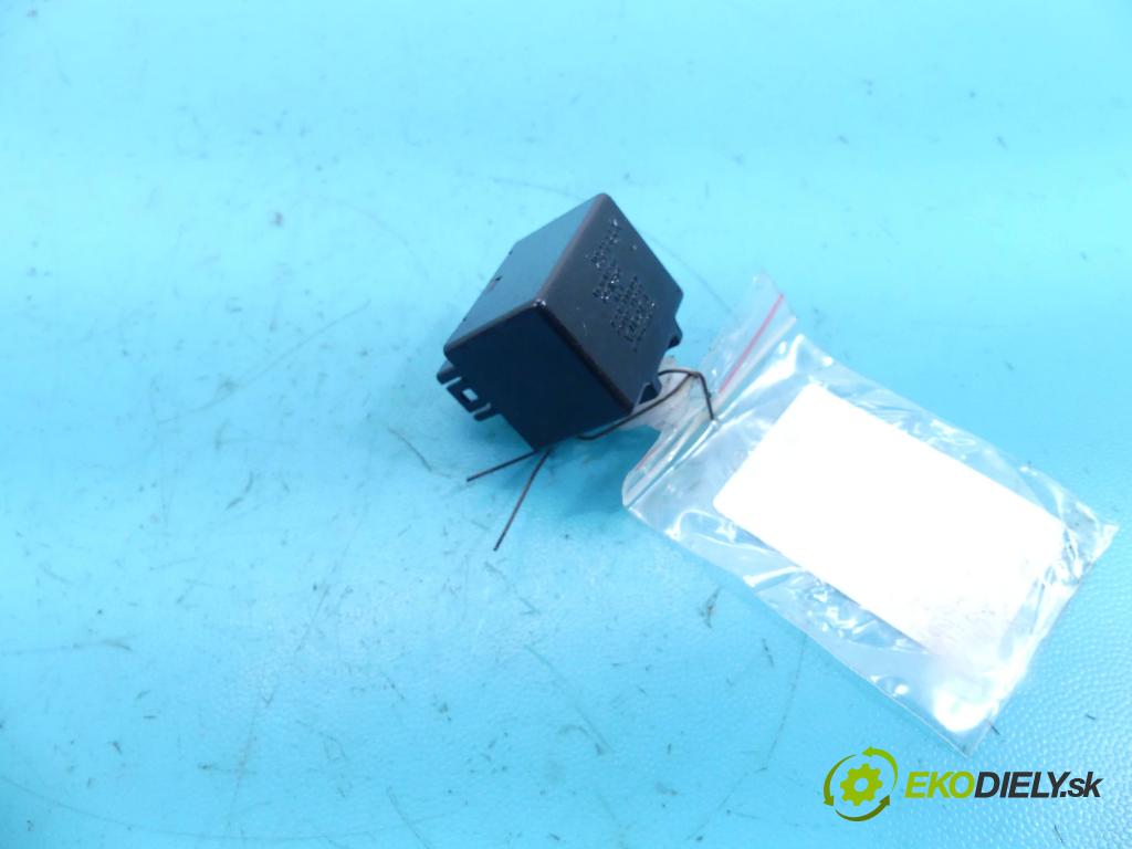 Toyota Verso 2009-2018 2.0 D4D 126 HP manual 93 kW 1998 cm3 5- Relé: 895A1-68010 (Relé)