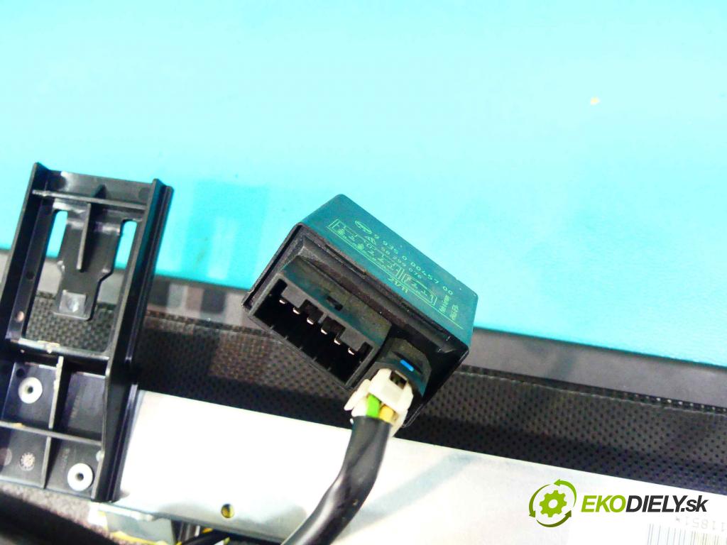 Lancia Thema II 2011-2014 3.0 CRD 239KM automatic 176 kW 2987 cm3 4- roleta  (Rolety kufra)