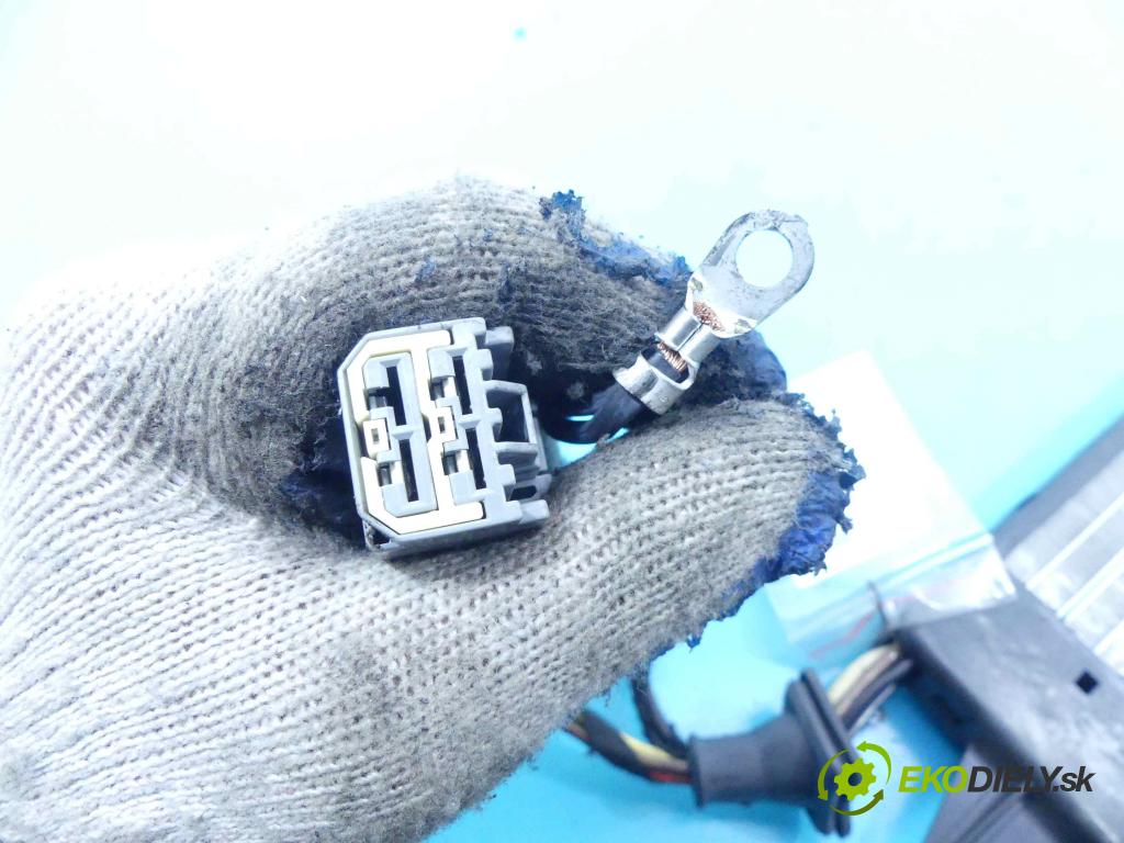 Lancia Thema II 2011-2014 3.0 CRD 239KM automatic 176 kW 2987 cm3 4- radiator K176801X06 (Radiátory kúrenia)