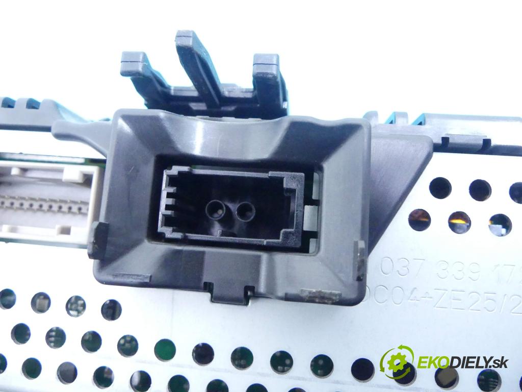 Audi A8 D4 2009-2017 4,2.0 tdi V8 351KM automatic 258 kW 4134 cm3 4- prístrojovka/ budíky 4H0920830F (Prístrojové dosky, displeje)