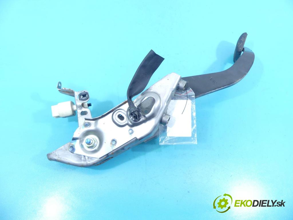 Toyota Auris II 2012-2018 1.6 16v 132  HP manual 97 kW 1598 cm3 5- pedále  (Pedále)