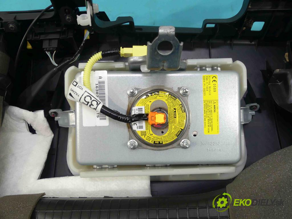 Toyota Auris II 2012-2018 1.6 16v 132  HP manual 97 kW 1598 cm3 5- kokpit,pristrojová doska rozdeľovacia