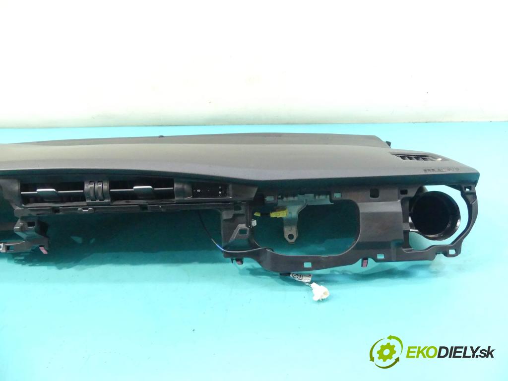 Toyota Auris II 2012-2018 1.6 16v 132  HP manual 97 kW 1598 cm3 5- kokpit,pristrojová doska rozdeľovacia