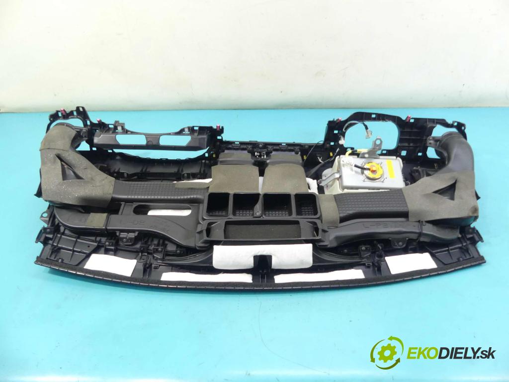 Toyota Auris II 2012-2018 1.6 16v 132  HP manual 97 kW 1598 cm3 5- kokpit,pristrojová doska rozdeľovacia
