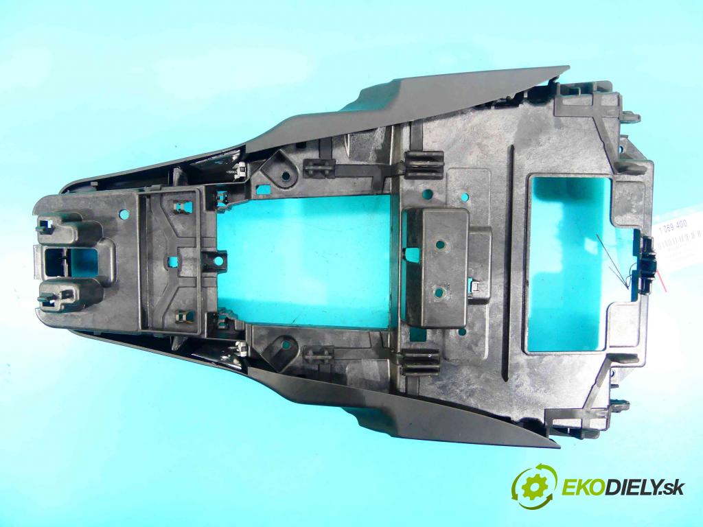 Porsche Cayenne II 2010-2017 4.8 V8 Turbo 500KM automatic 368 kW 4806 cm3 5- operadlo 7P5864089A (Lakťové opierky)