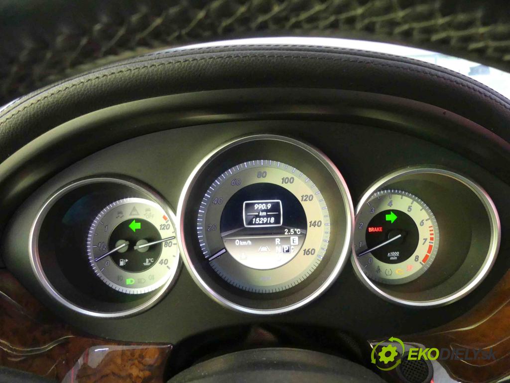 Mercedes CLS II C218 2010-2018 4.7 V8 408KM automatic 300 kW 4663 cm3 4- prístrojovka/ budíky A2189007402 (Prístrojové dosky, displeje)
