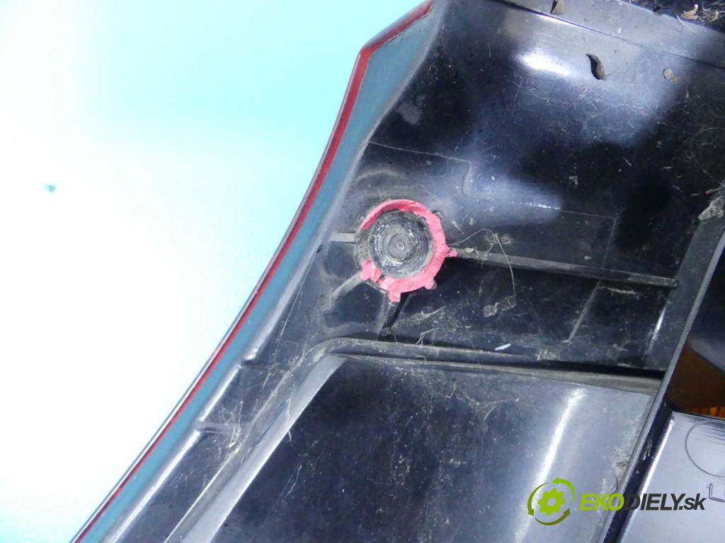 Vw Golf IV 1997-2003 1.6 SR 101 hp manual 74 kW 1595 cm3 5- světlo zadní pravé