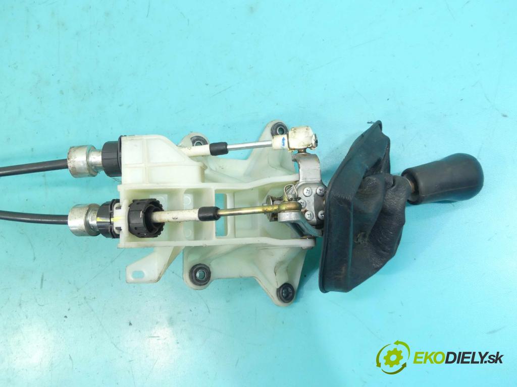 Toyota Matrix 1.8 vvti 129 HP manual 95 kW 1794 cm3 5- Páka: Změny: stupeň,rýchlosť  (Rýchlostné páky / kulisy)