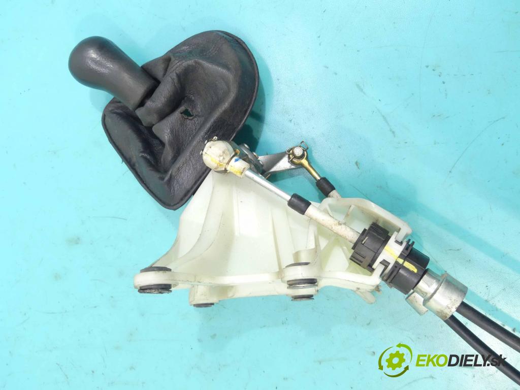 Toyota Matrix 1.8 vvti 129 HP manual 95 kW 1794 cm3 5- Páka: Změny: stupeň,rýchlosť  (Rýchlostné páky / kulisy)