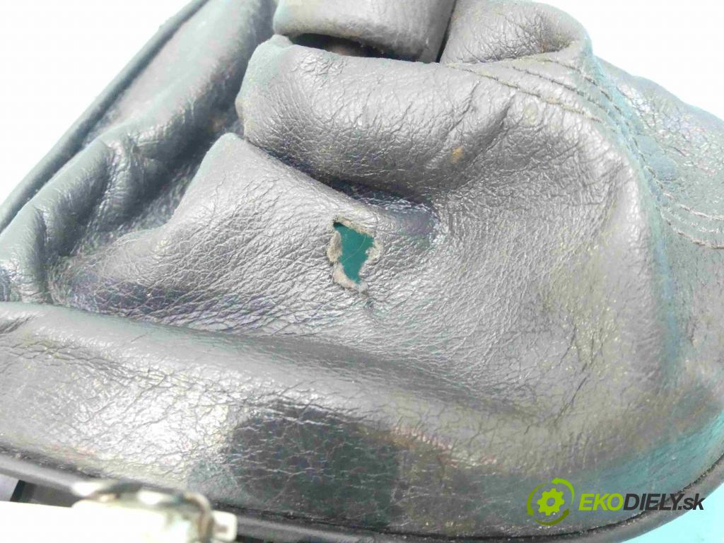 Toyota Matrix 1.8 vvti 129 HP manual 95 kW 1794 cm3 5- Páka: Změny: stupeň,rýchlosť  (Rýchlostné páky / kulisy)