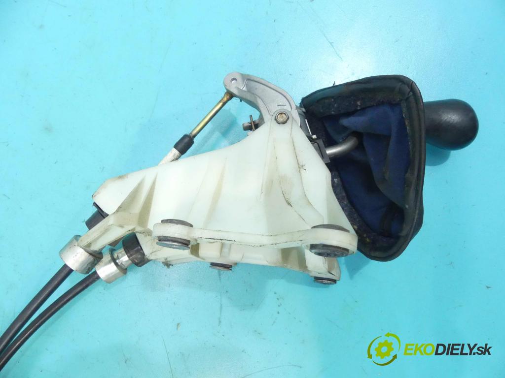 Toyota Matrix 1.8 vvti 129 HP manual 95 kW 1794 cm3 5- Páka: Změny: stupeň,rýchlosť  (Rýchlostné páky / kulisy)