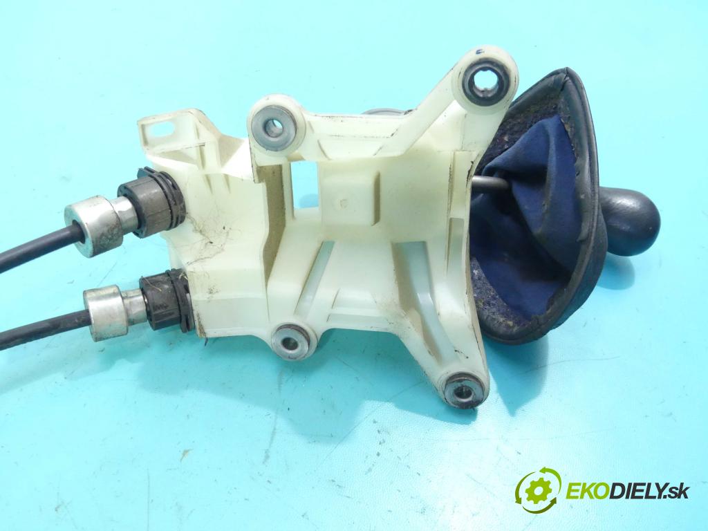 Toyota Matrix 1.8 vvti 129 HP manual 95 kW 1794 cm3 5- Páka: Změny: stupeň,rýchlosť  (Rýchlostné páky / kulisy)