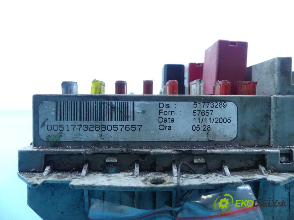 Fiat Stilo 1.9 jtd 120 HP manual 88 kW 1910 cm3 5- skrinka poistka 51773289 (Poistkové skrinky)