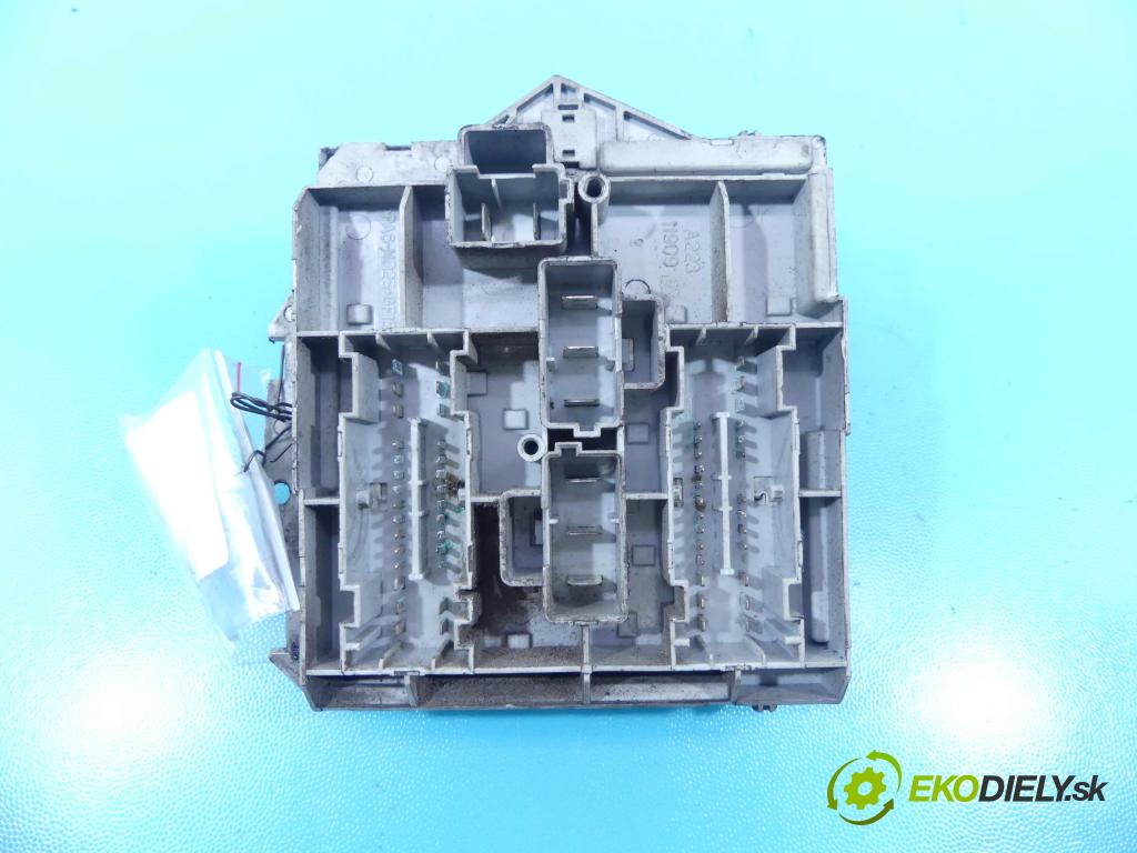 Fiat Stilo 1.9 jtd 120 HP manual 88 kW 1910 cm3 5- skrinka poistka 51773289 (Poistkové skrinky)