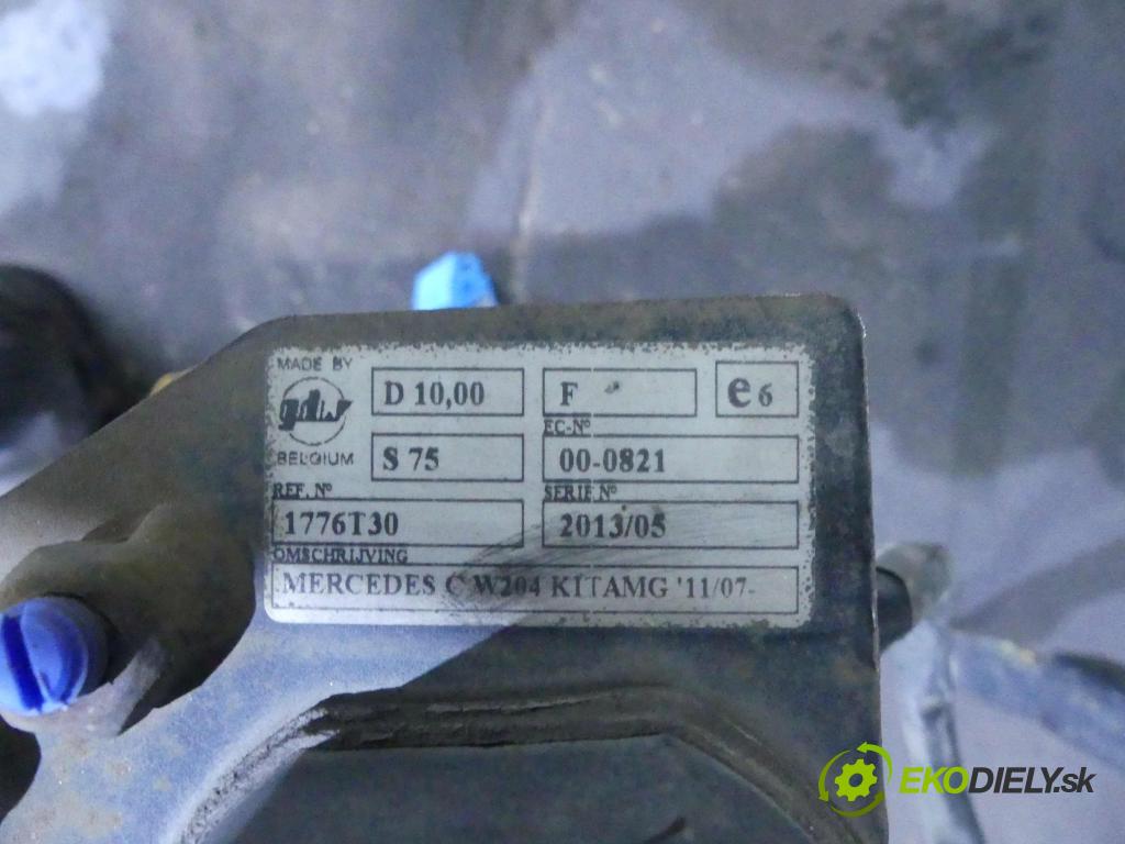 Mercedes C W204 2007-2014 3.0 cdi V6 224hp automatic 165 kW 2987 cm3 4- Hák: vlečení:  (Ťažné zariadenia)