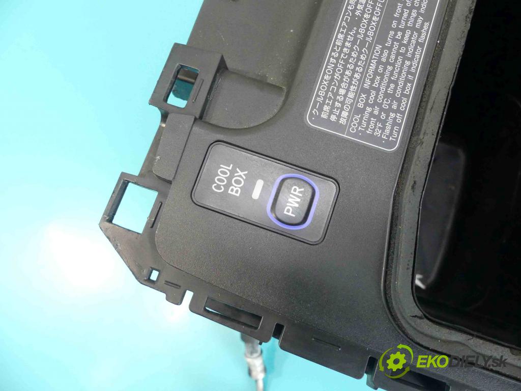 Toyota Land Cruiser J200 2007- 4.5 V8 D4D 328KM automatic 241 kW 4461 cm3 5- operadlo 87202-60010 (Lakťové opierky)