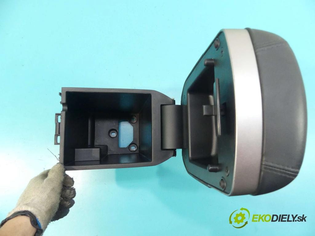 Hyundai Ix35 2.0 CRDi 136 HP manual 100 kW 1995 cm3 5- operadlo 84681-2Y000 (Lakťové opierky)