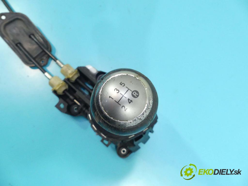 Toyota Yaris III 2011-2018 1.0 vvti 69KM manual 51 kW 998 cm3 5- Páka: Změny: stupeň,rýchlosť 33530-0D040-B (Rýchlostné páky / kulisy)