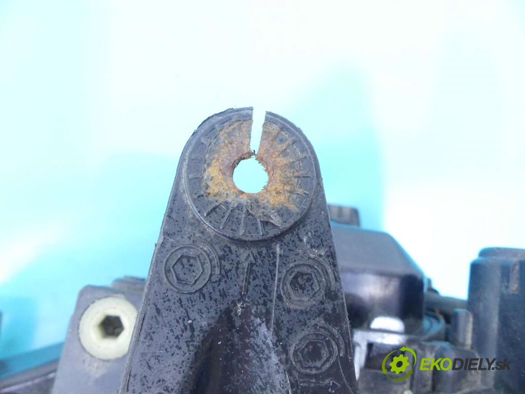 Ford Focus Mk2 2004-2011 1.6 16v 116 HP manual 85 kW 1596 cm3 5- Reflektor: pravý 4M51-13W030-EC (Pravé)