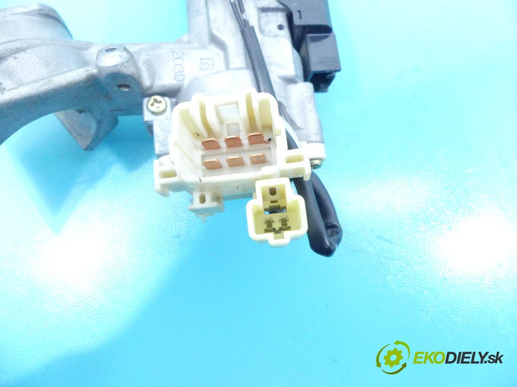 Toyota Corolla Verso I 2001-2004 2.0 D4D 90 HP manual 66 kW 1995 cm3 5- Spínačka  (Spínacie skrinky a kľúče)