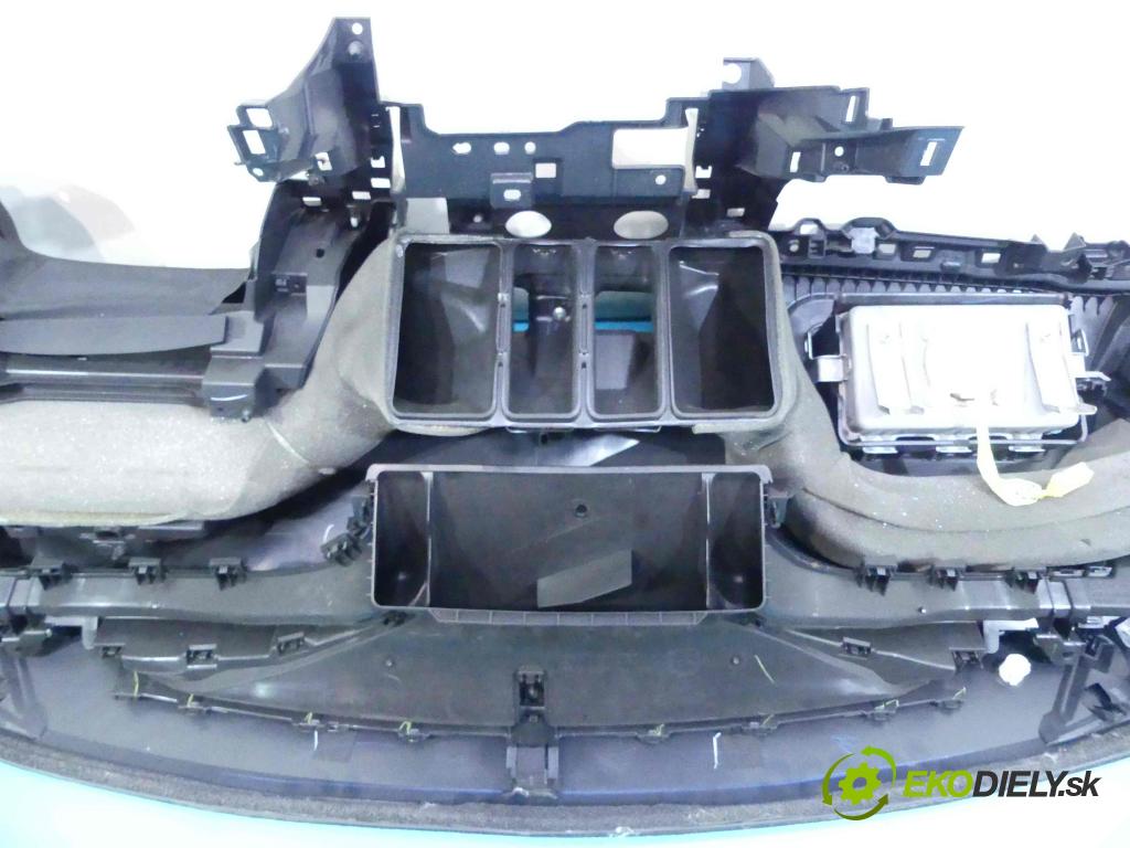 Mazda 3 III BM 2013-2018 2.0 16v 120 HP manual 88 kW 1998 cm3 4- kokpit,pristrojová doska rozdeľovacia