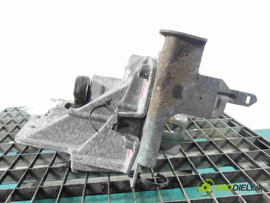 Nissan X-trail II T31 2008-2013 2.0 dci 173KM manual 127 kW 1995 cm3 5- airbag motora F6628000 (Držiaky motora)