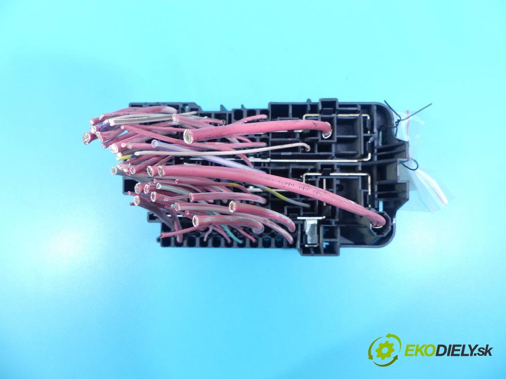 Renault Megane III 2008-2016 1.6 16v 101 HP manual 74 kW 1598 cm3 5- skrinka poistka 1801330-1C (Poistkové skrinky)