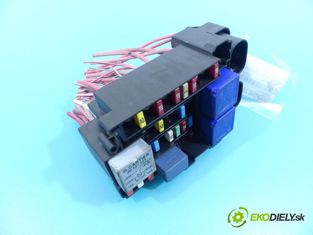 Renault Megane III 2008-2016 1.6 16v 101 HP manual 74 kW 1598 cm3 5- skrinka poistka 1801330-1C (Poistkové skrinky)