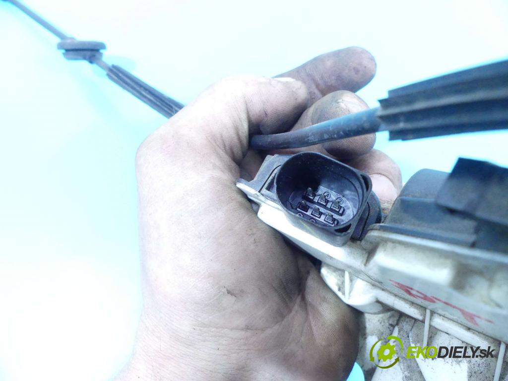 Vw Amarok 2010-2016 2.0 tdi 163 hp manual 120 kW 1968 cm3 5- zámek zadní pravý 5N0839016D