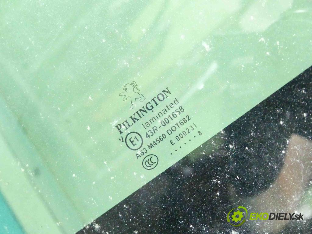 Peugeot 207 1.6 THP 150 hp manual 110 kW 1598 cm3 3- Střešní okno:  (Okna karoserie)